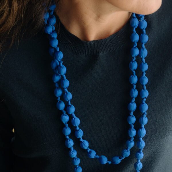 Collar bolas seda blue